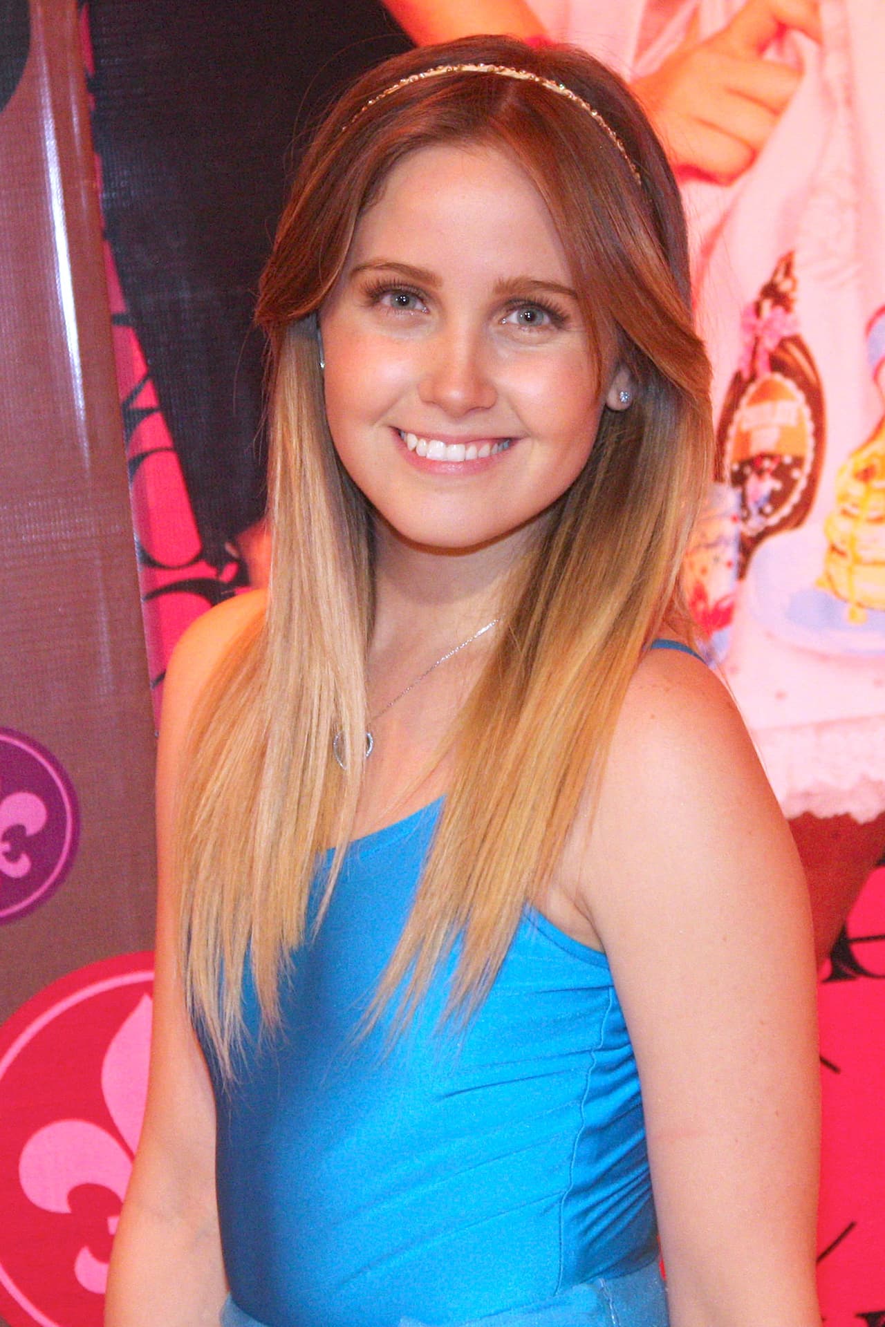 Natasha Dupeyrón de "Qué Pobres Tan Ricos" es una joven y muy atractiva actriz.