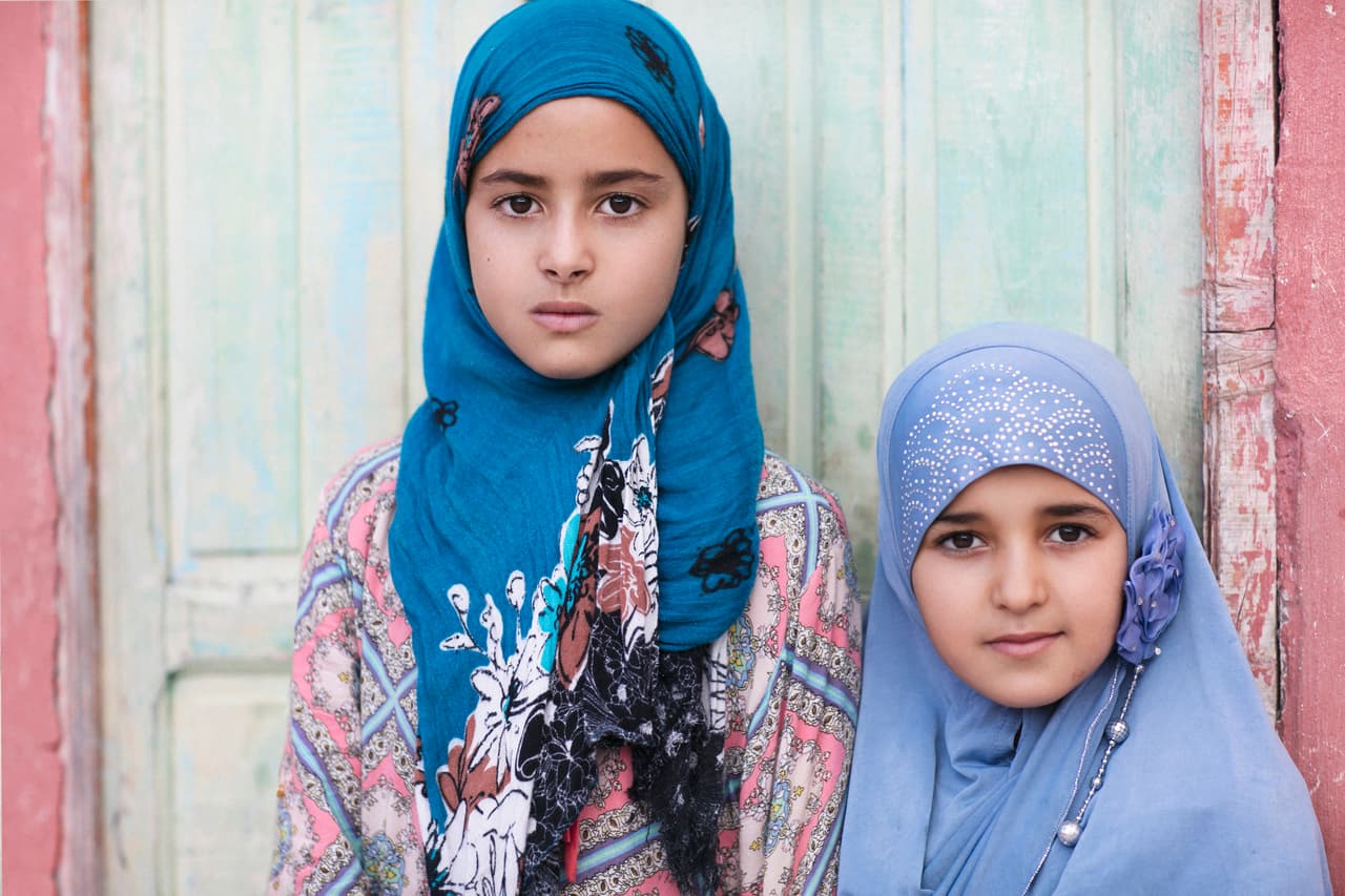 Después de reflexionar decidió poner sus conocimientos de fotografía en crear algo bueno. El resultado es un proyecto fotográfico llamado
<a href="http://www.questforbeauty.co/">Quest for Beauty</a>. | Chaima y Khadija - Agadir,
<a href="http://www.questforbeauty.co/morocco#0">Marruecos</a>, octubre 2015.