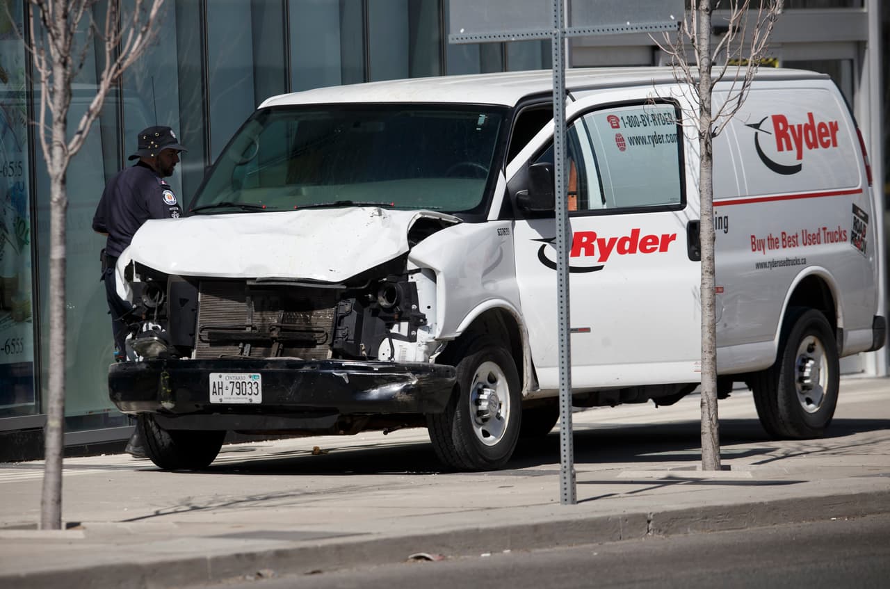 La van quedó estacionada en la acera de la calle Yonge, en pleno centro de Toronto.