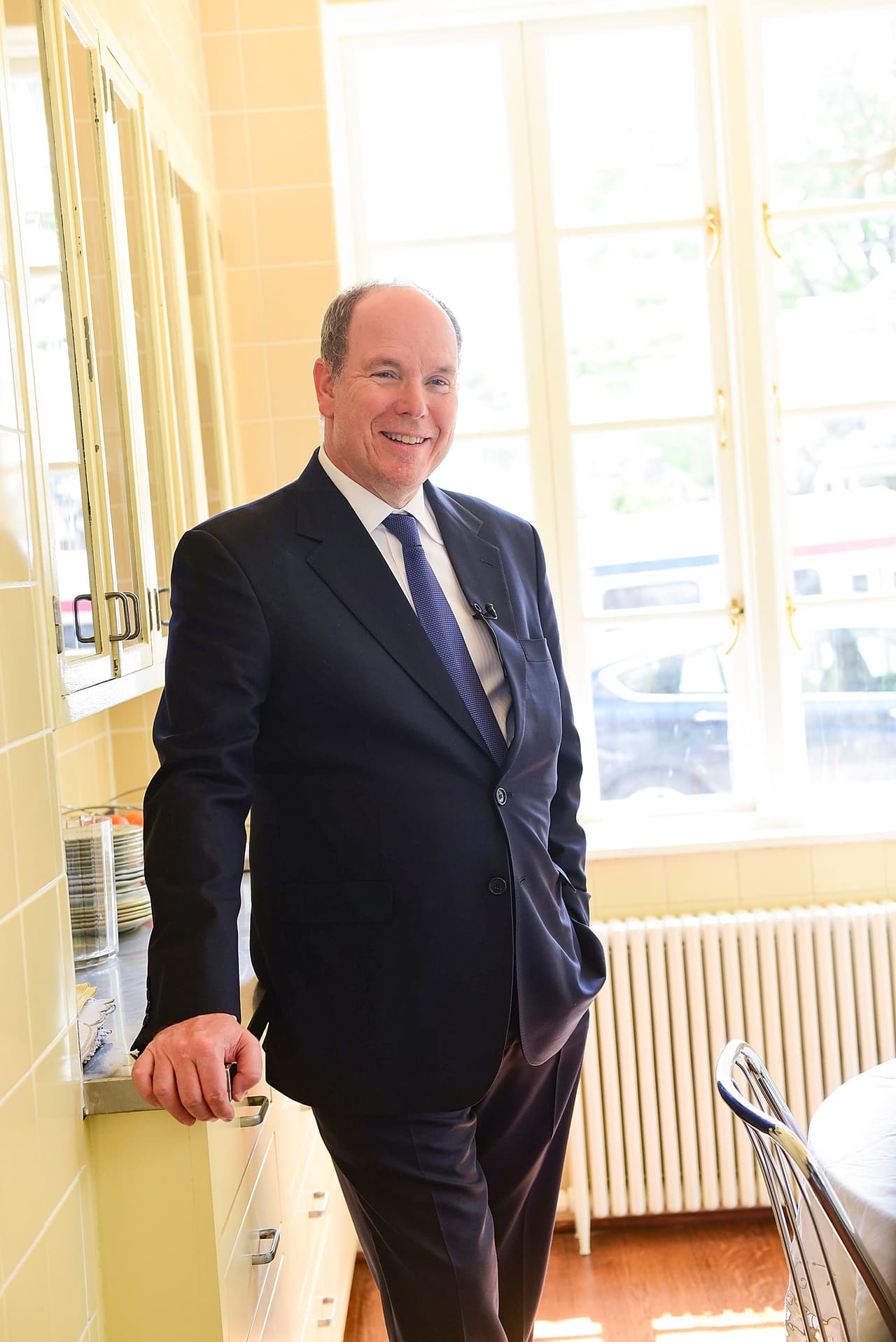 Business Insider reportó que el príncipe Alberto de Mónaco cuenta con una fortuna de mil millones de dólares. Según los informes, es poseedor de aproximadamente una cuarta parte de la tierra que reina, la casa en el área de Filadelfia de su madre, una colección de autos antiguos, acciones en el resort Monte Carlo Société des Bains de Mer, y una costosa colección de sellos, mismos que contribuyen al patrimonio neto de la Casa de Grimaldi.