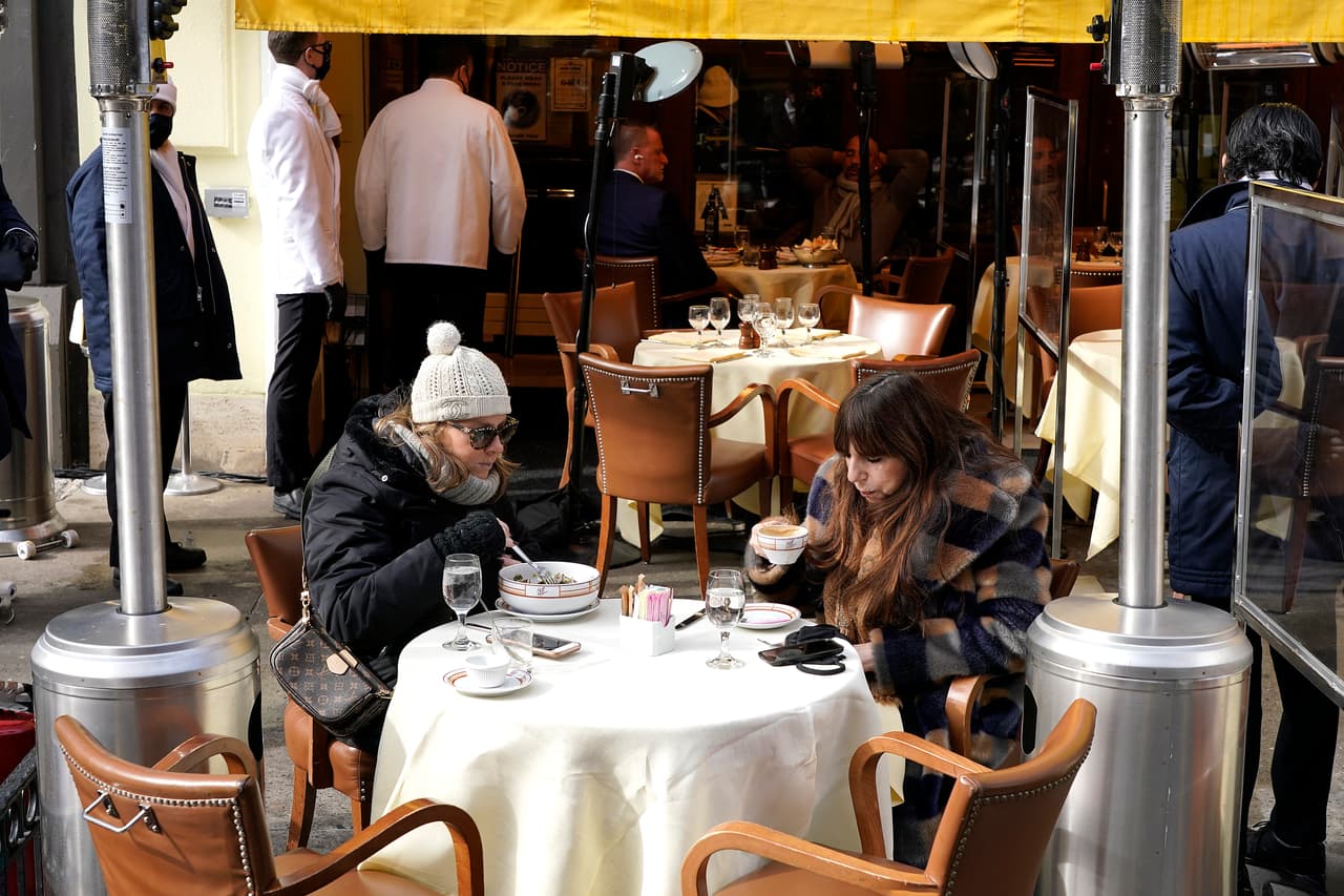 Nueva York extiende el horario de cierre de bares y restaurantes hasta las 11 de la noche