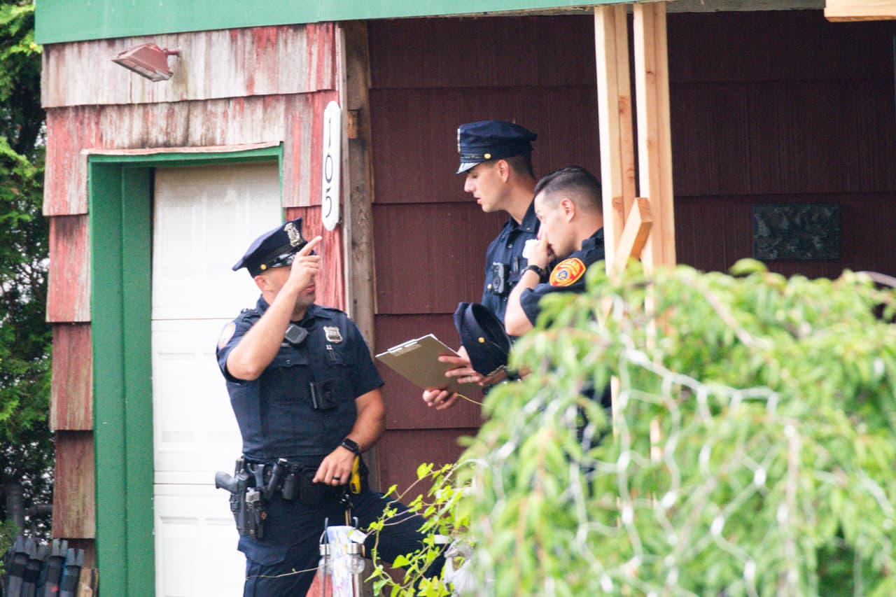 Policías custodian la casa de Massapequa Park donde vivía 
<a href="https://www.univision.com/local/nueva-york-wxtv/caja-pizza-pista-delato-asesino-serial-buscado-nueva-york" target="_blank">Rex Heuermann</a>, sospechoso de ser el asesino de Gilgo Beach.