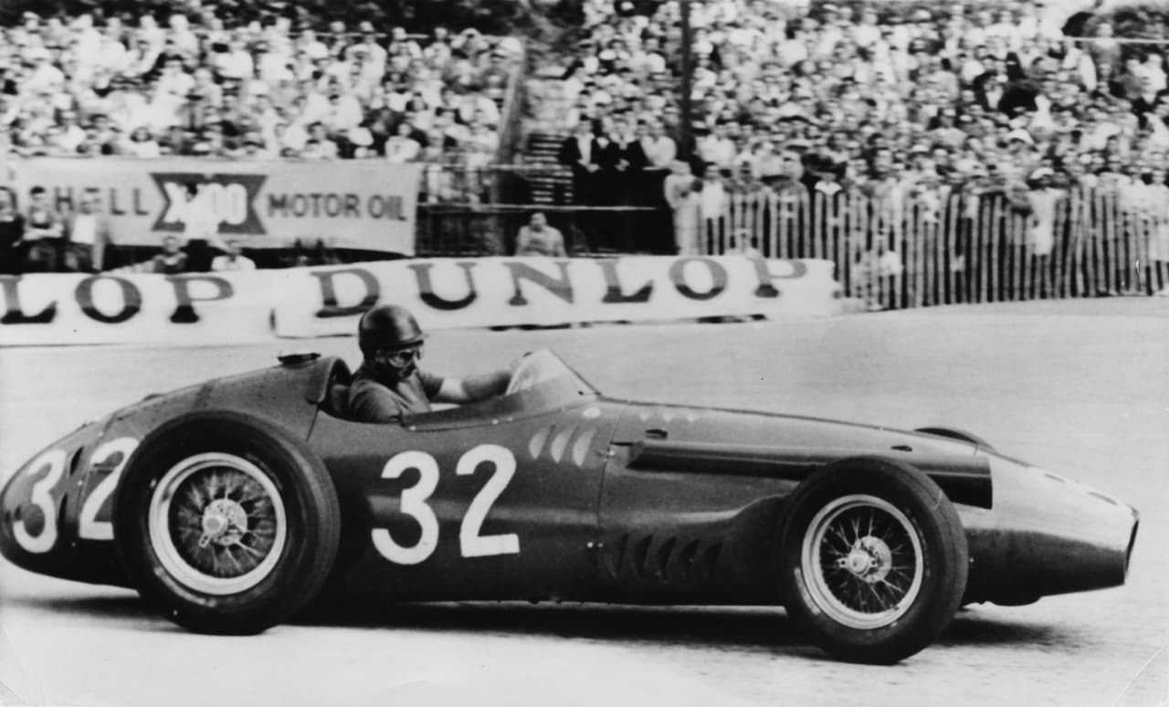 El argentino Juan Manuel Fangio fue la primer gran estrella de la Fórmula 1, dominante en las pistas con su gran talento.