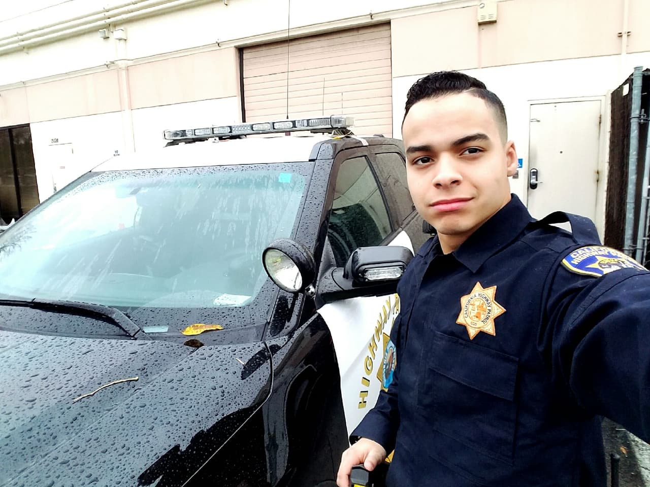 Perdió su trabajo, quedó en la calle y ahora es un agente de la Patrulla de Caminos de California