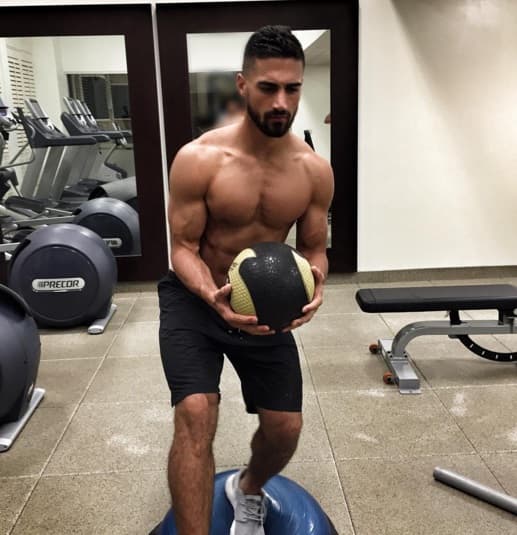 Este chico tiene unos músculos de acero, y podría ser que eso también vuelva loca a la guapa Becky G.