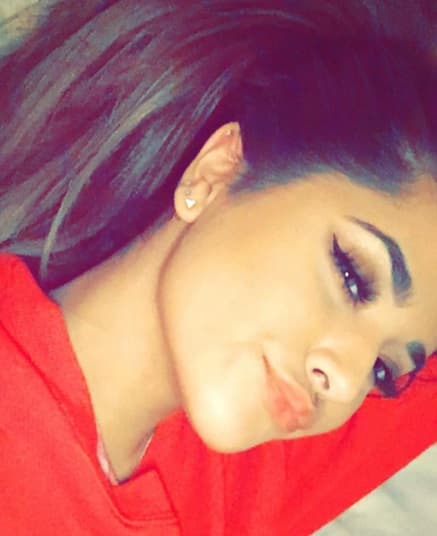 Por la red circuló un video en el que se les ve abrazos y ella pasándola muy bien.