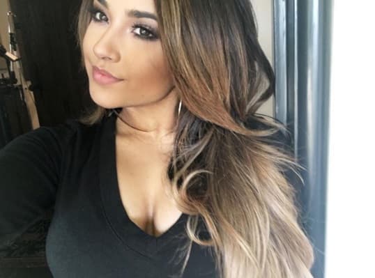 Por supuesto, Sebastián no pudo resistirse, pues Becky es una mujer bellísima.