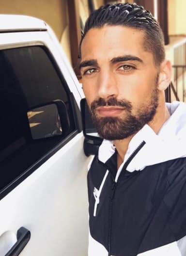 Se dice que este chico es argentino y que además consiente a Becky en todo momento.