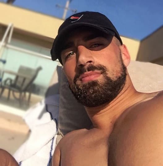 Sebastián es un chico ojiverde de 23 años con una carrera reconocida en el ámbito futbolístico en el que se desenvuelve.