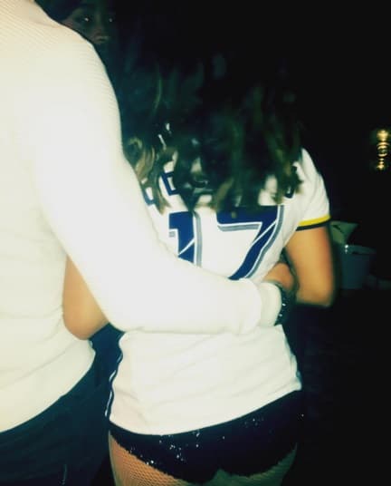 Según reportó 'E Online' hace unos meses, Becky destapó su relación al publicar esta imagen, en donde aparece de espaldas usando la playera de Los Angeles Glaxy, mientras es abrazada de la cintura por el galán que juega para ese equipo de futbol.