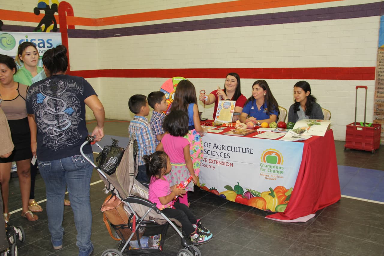 Unas 300 personas asistieron a la feria “Camino a la Salud’, donde se hicieron exámenes gratis, bailaron Zumba y conocieron a la carismática Cecilia Ramírez Harris de Primer Impacto.