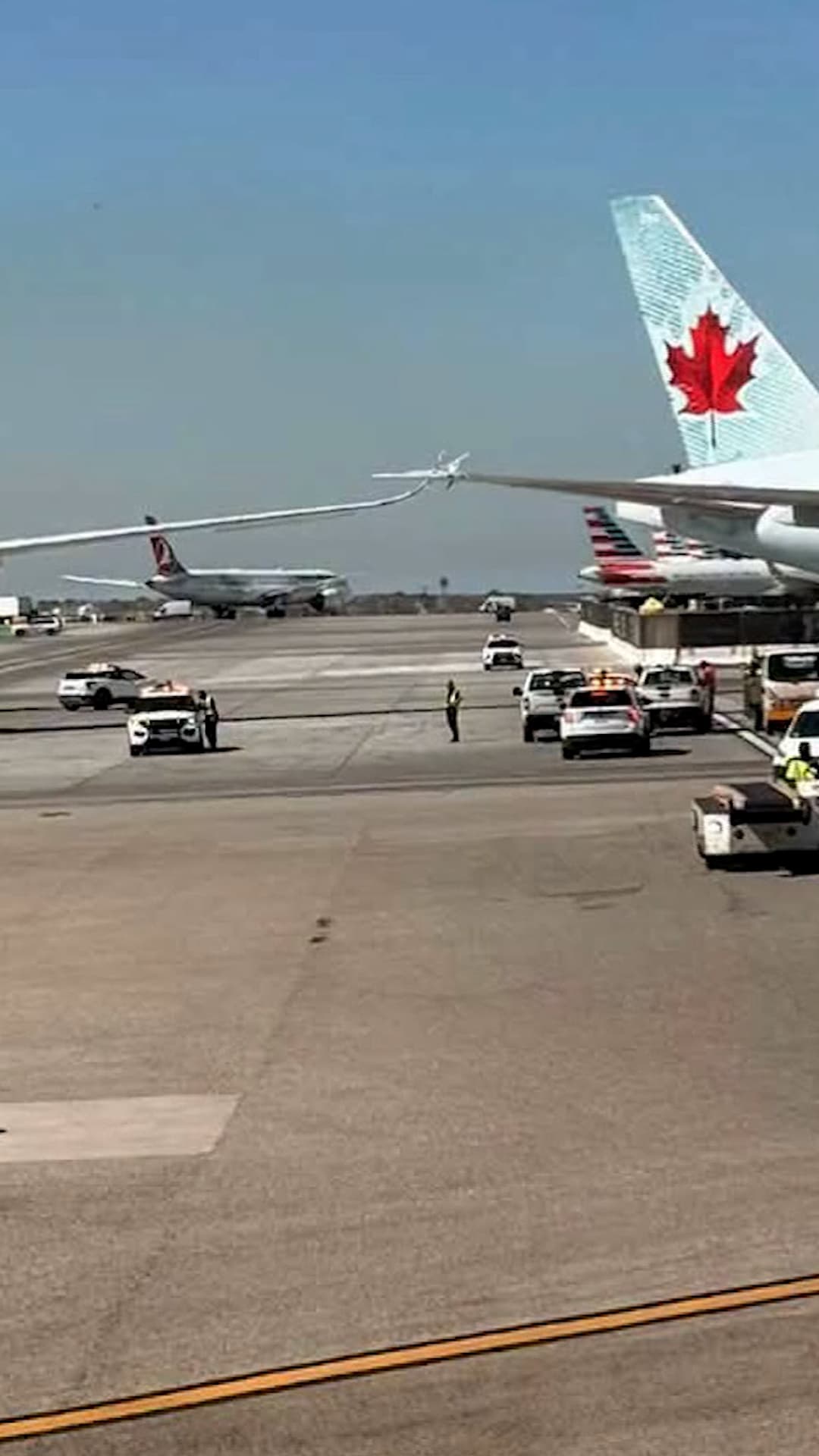Un avión de Delta Air Lines chocó en tierra contra una aeronave de Air Canada en el Aeropuerto de Los Ángeles