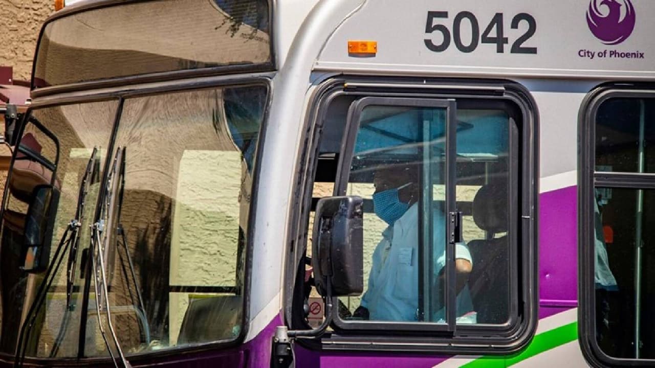 Entregan mascarillas gratis para quienes utilizan el transporte público en Phoenix