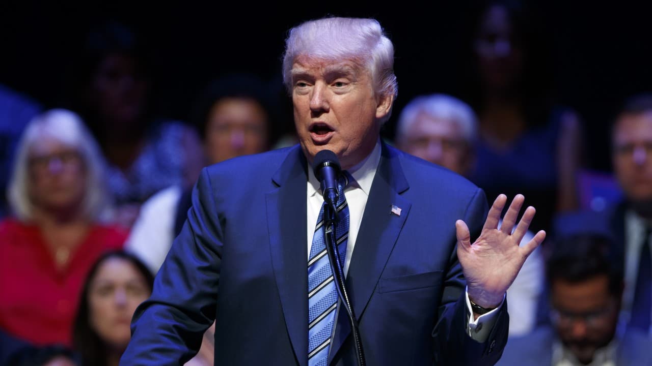 Manifestantes interrumpen un discurso de Donald Trump con la constitución de EEUU en la mano 