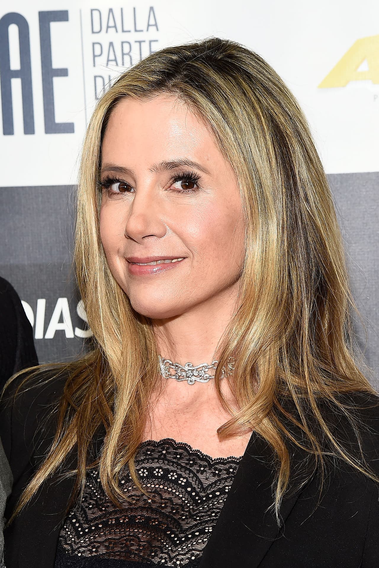Mira Sorvino dijo a The New Yorker que en una habitación de hotel de Toronto en 1995 el productor la agredió: "Empezó a masajear mis hombros, lo que me hizo sentir muy incómoda, y luego intentó hacer algo más físico, perseguirme". Según relató la actriz, trató de protegerse de él, diciéndole que estaba contra su religión salir con hombres casados. Luego se marchó de la habitación.