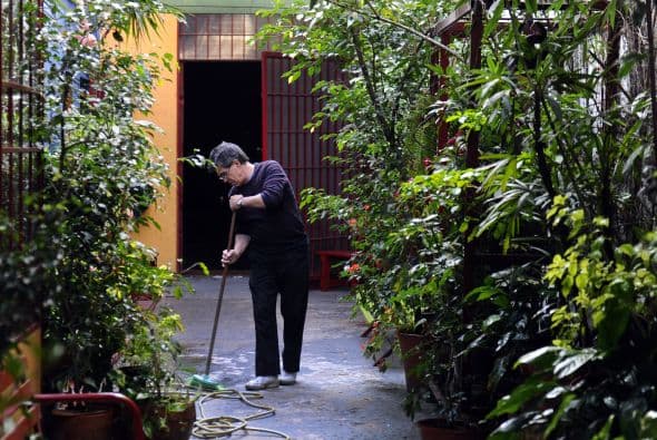 "Se agradece la donación de vestuario y/o objetos teatrales", dice un cartel en el Sportivo Teatral de Bartis, un antiguo garaje de ambulancias ubicado en la ahora turística zona de Palermo, que cuenta con una sala para 100 personas y varias habitaciones destinadas a la escuela de teatro, donde 200 alumnos se preparan para debutar en alguna de sus obras.