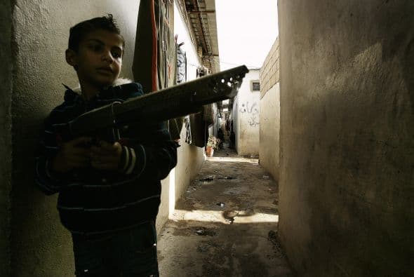 "Es fácil que les den un arma de fuego simulando que se trata de un arma de plástico, simulando que es un juego, cuando no es así", dijo el funcionario.