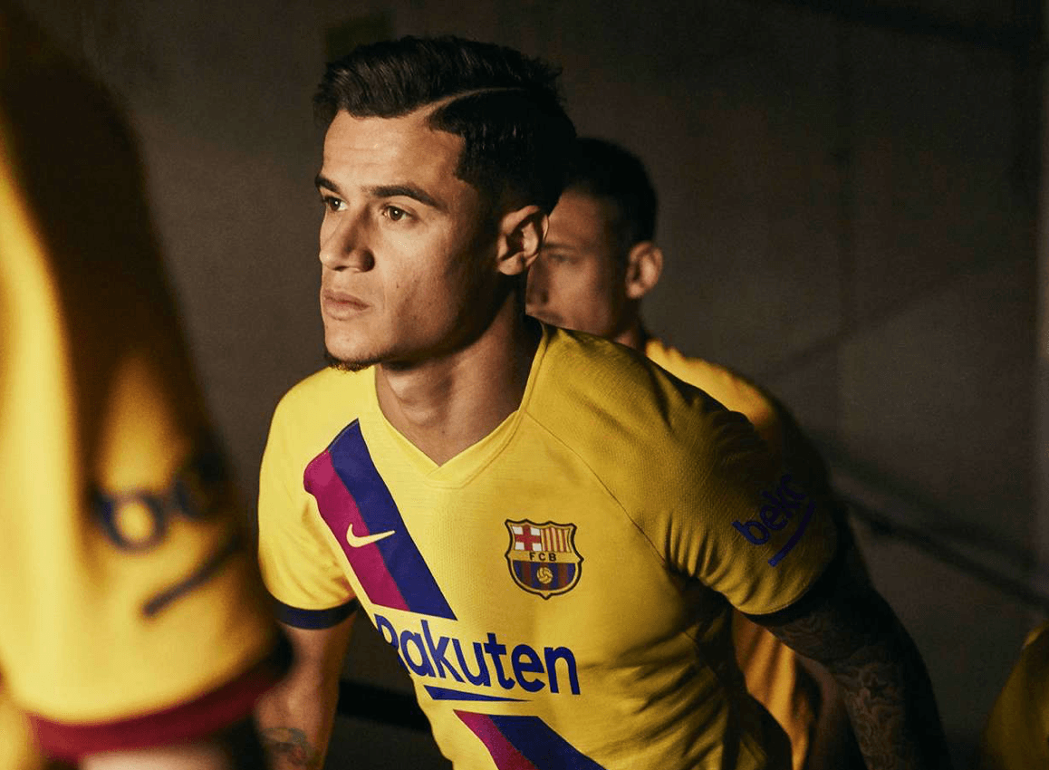 El jersey de visita se inspira en el kit de 1979, que incorpora la bandera catalana; rinde homenaje a La Masia.