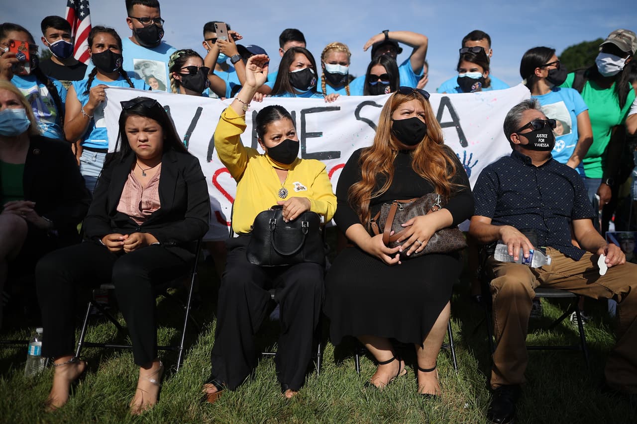 En la imagen, la familia de la soldado que participó en la manifestación en el National Mall donde decenas de personas se unieron para pedir justicia. De izquierda a derecha: Lupe Guillén (hermana), Gloria Guillén (madre), Mayra Guillén (hermana) y Rogelio Guillén (padre).