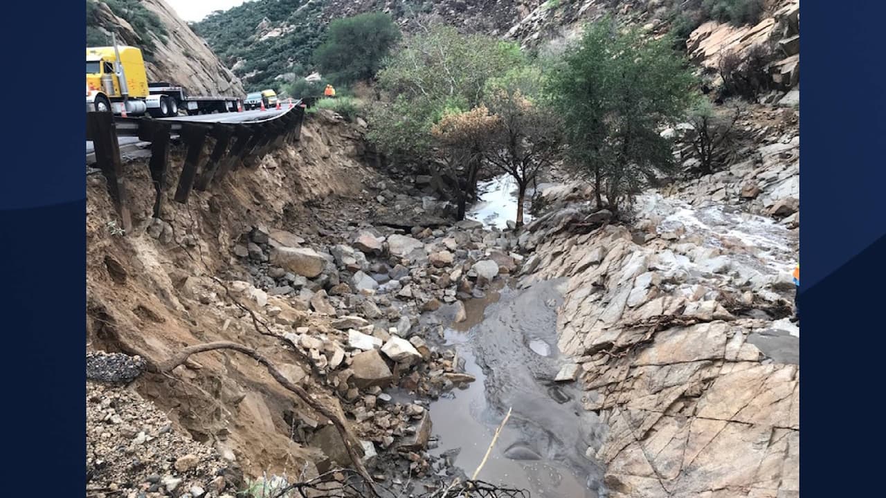 No hay tiempo estimado para reabrir la autopista. Este cierre se produce un día después de que una tormenta monzónica trajo fuertes lluvias a partes del valle, lo que llevó al 
<a href="https://twitter.com/NWSFlagstaff/status/1425198353617285122" target="_blank">Servicio Meteorológico Nacional a emitir un aviso de inundación</a>. 
<br>