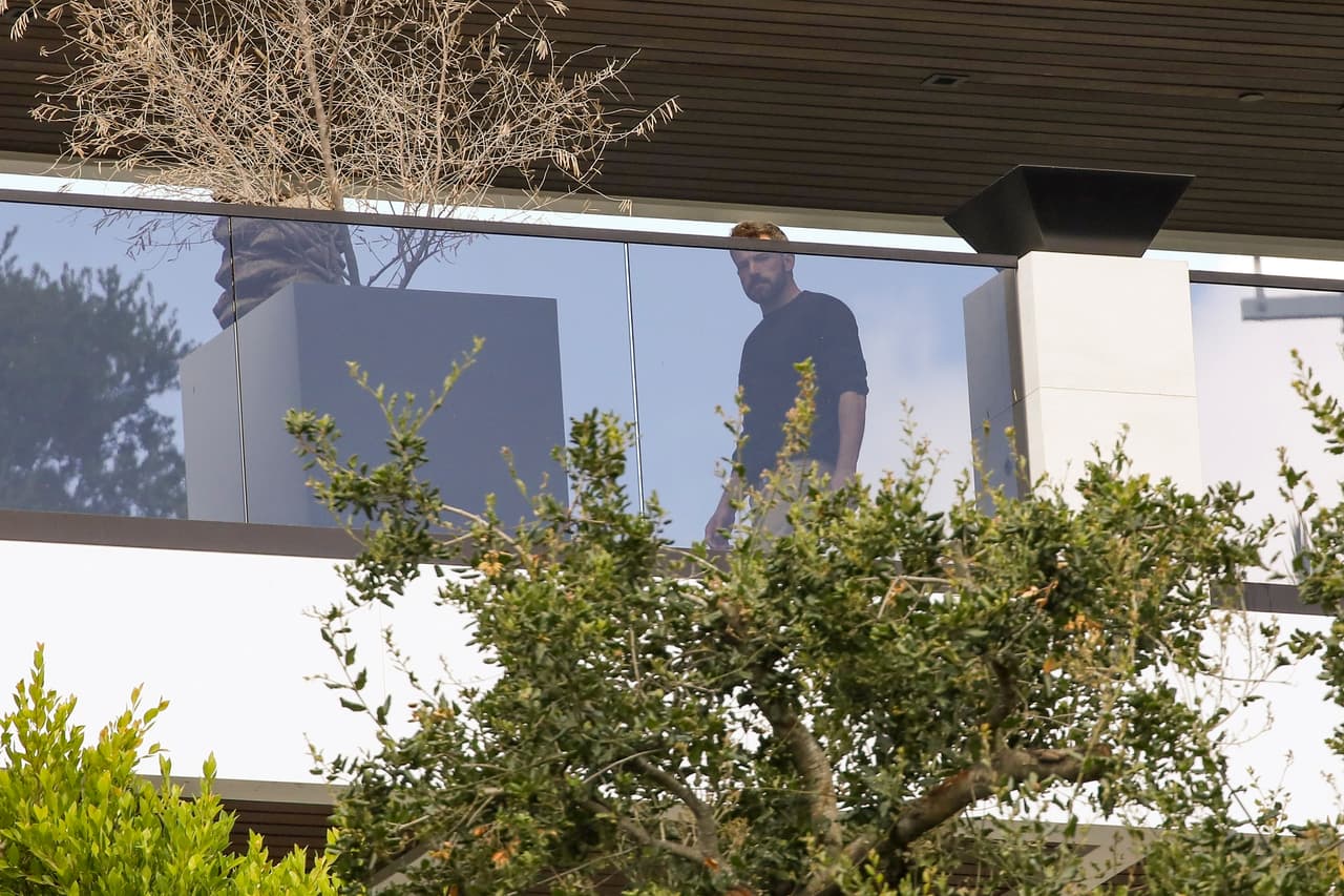 En un momento, el protagonista de 'Liga de la justicia' y 'Perdida' fue fotografiado mientras recorría solo uno de los balcones de la casa. 
<br>