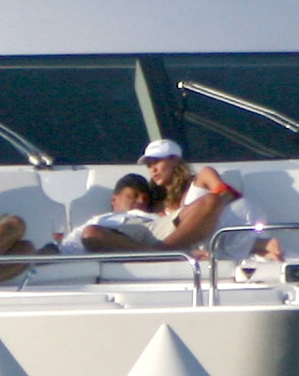 Con Aracely Arámbula, y sin matrimonio de por medio, Luis Miguel 
<b><a href="https://www.univision.com/entretenimiento/celebridades/aracely-arambula-comparte-foto-de-los-hijos-que-tuvo-con-luis-miguel-junto-a-tierno-mensaje-fotos" target="_blank">vivió y convivió con los niños</a></b>, pero en el año 2009 se separaron 
<b><a href="https://www.univision.com/entretenimiento/celebridades/aracely-arambula-tiene-mucho-que-decir-de-luis-miguel-pero-aclara-por-que-no-lo-hace-fotos" target="_blank">en medio de conflictos</a></b>. Tras la ruptura ella lo señaló de no querer hacerse cargo de los chicos ni querer verlos. Actualmente tiene una demanda contra él por la pensión para Miguel y Daniel.
<br>