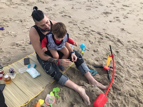 El 23 de diciembre pasado, Eduardo Yáñez Jr. celebró el tercer aniversario de su hijo. En sus cuentas de Twitter e Instagram compartió una fotografía junto a la que escribió: "Estoy feliz de verte crecer. Nunca pensé que podría ser bendecido con tal regalo. Te amo, hijo". Al mensaje le añadió los hashtags "paternidad" y "cumpleaños". La publicación no cuenta con ninguna reacción de Yáñez.