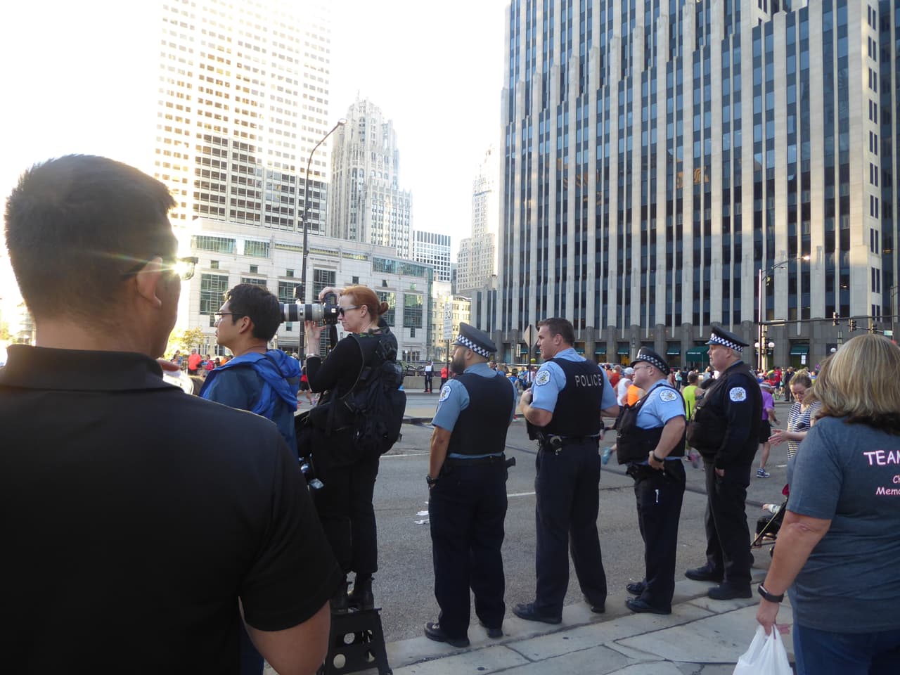 No sólo en cuanto a mayor presencia de la policía, pues tras el tiroteo de Las Vegas ocurrido la semana pasada, la ciudad de Chicago desplegó un mayor número de agentes encubiertos y más de 1,000 patrulleros.