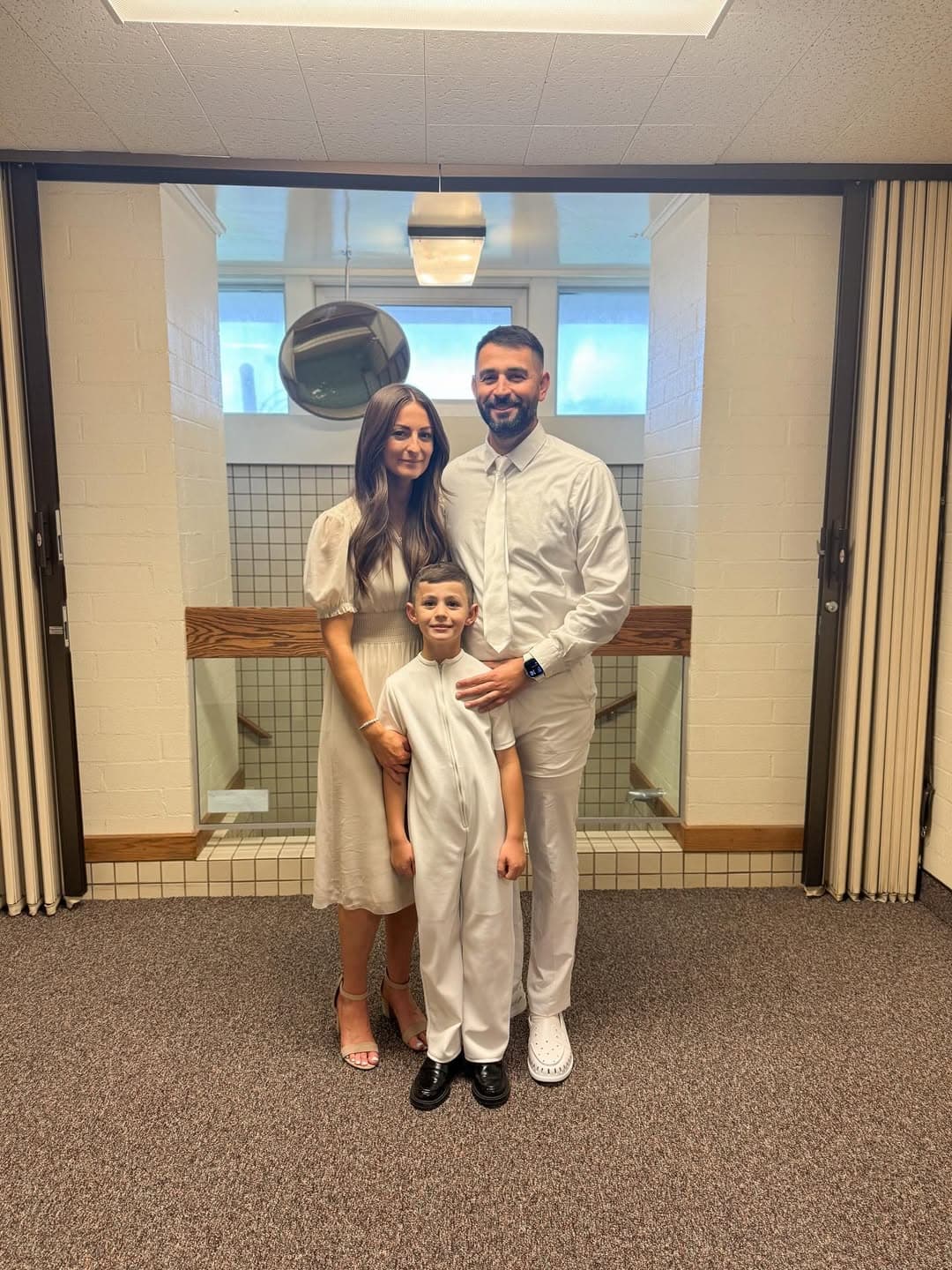 Harry junto a sus padres en el día de su bautizo.