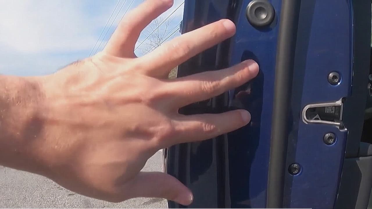 Si su vehículo ya no cuenta con esta marca, puede ir a la parte lateral de la puerta en donde encontrará una calcomanía con dicha información.