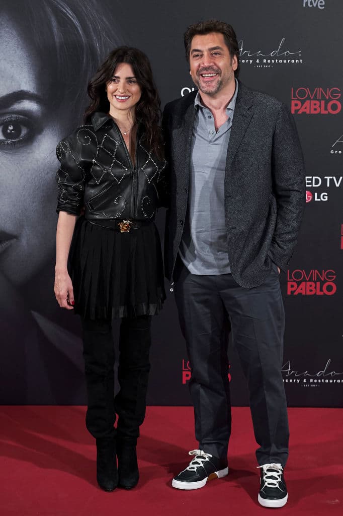 <b>Penélope Cruz y Javier Bardem</b>
<br>La pareja se conoció por primera vez en 1992, cuando la actriz tenía 16 años. Ambos como protagonistas aceptaron trabajar en la película ‘Jamón, jamón’ del director Bigas Luna.