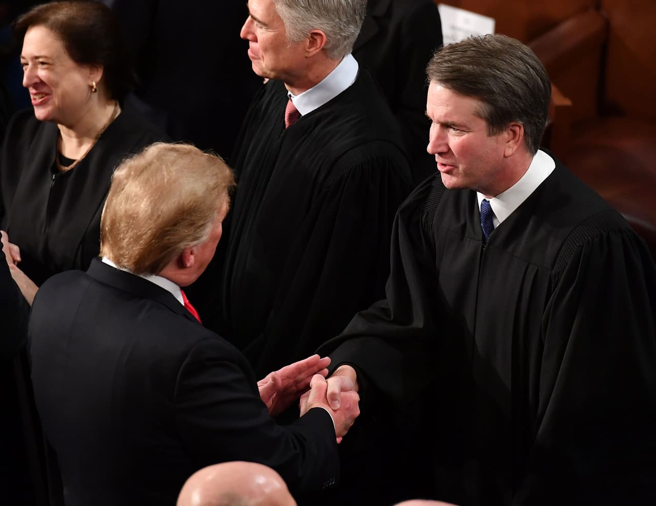 El presidente Trump saludó al magistrado de la Corte Suprema Brett Kavanaugh.