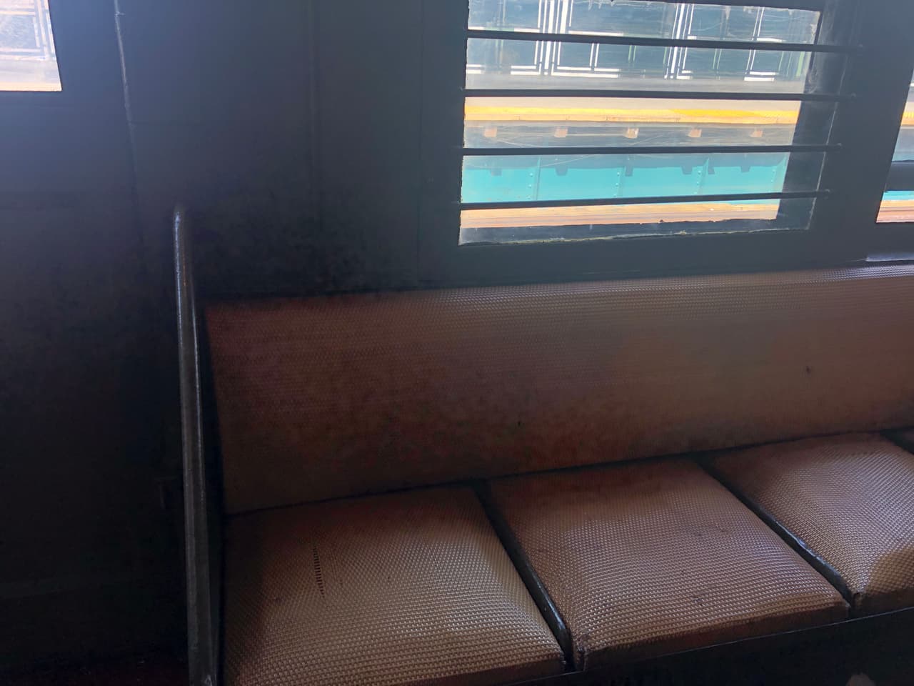 Asientos forrados del viejo tren.