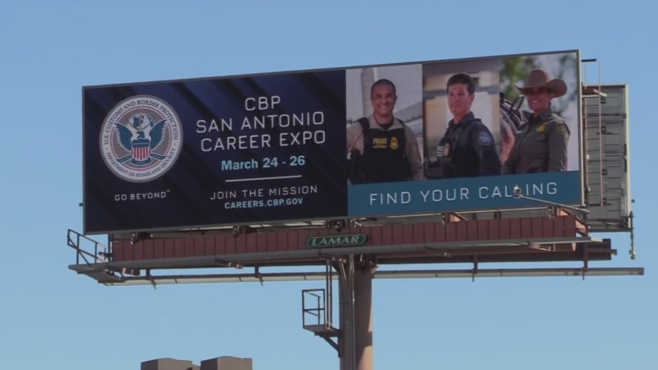 Polémico cartel contra ICE en autopista de San Antonio denuncia desperdicio de impuestos