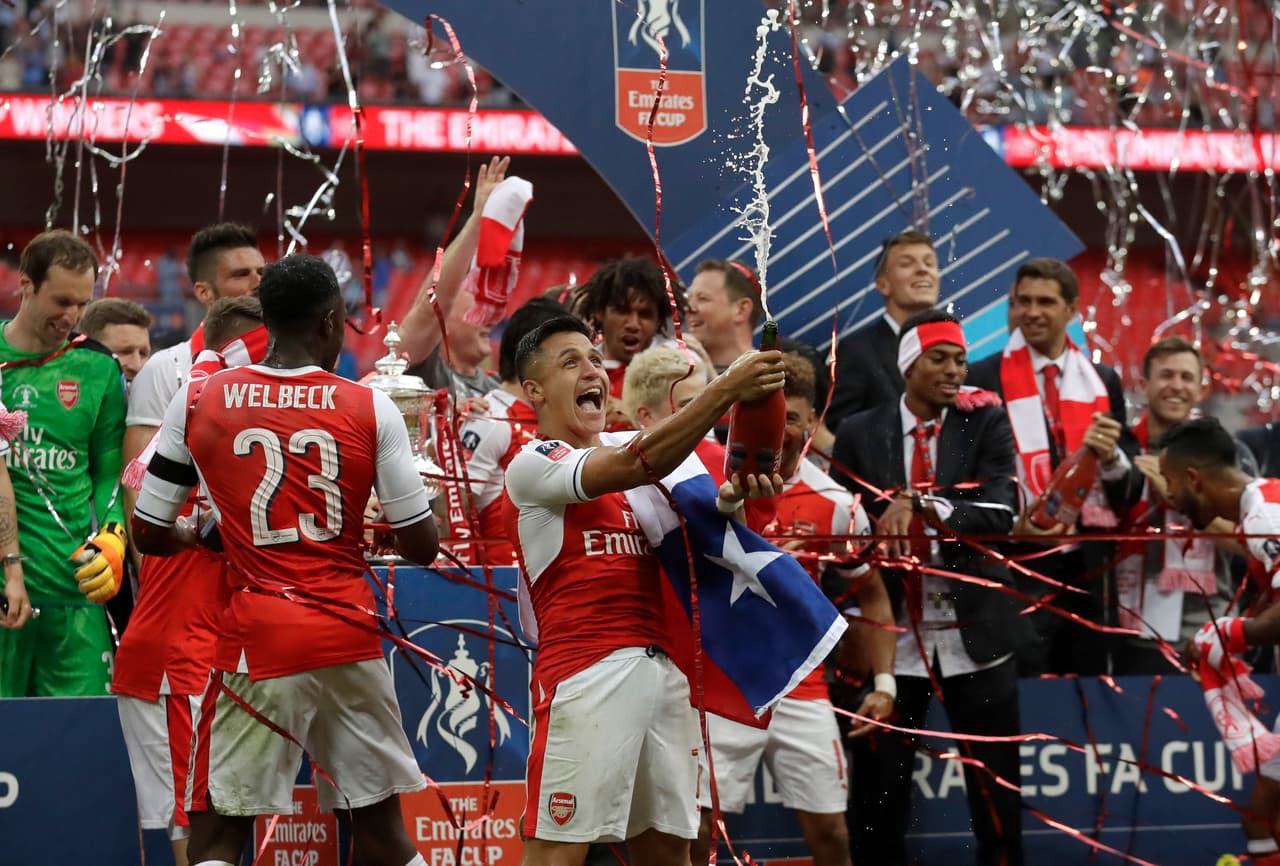 Sánchez celebró la temporada pasada el título de la FA Cup y es un ejemplo del éxito que puede tener un delantero latinoamericano en la Premier.