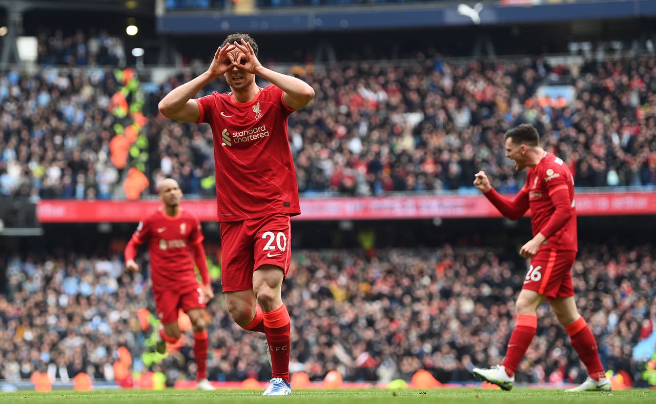 Manchester City y Liverpool dieron un gran partido en Etihad Stadium con un 2-2 final que deja todo igual en la lucha por el título de la Premier League de Inglaterra.