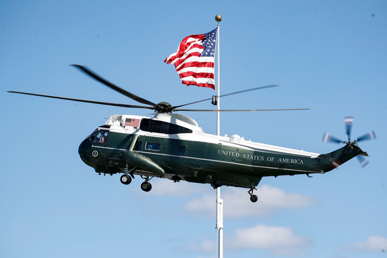 Este helicóptero puede volar a una velocidad máxima de 173 millas por hora, según su fabricante, y su altitud máxima es de 6500 pies.