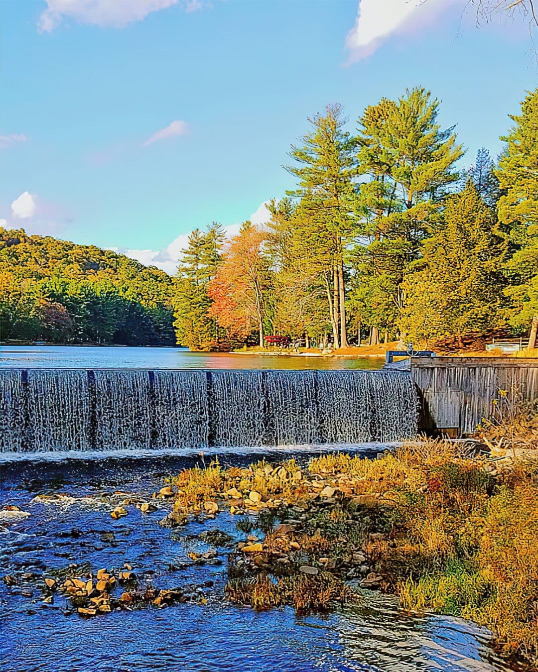 Los huéspedes también pueden navegar, pescar, nadar y acampar cerca de los lagos de la zona para un respiro de las grandes ciudades.