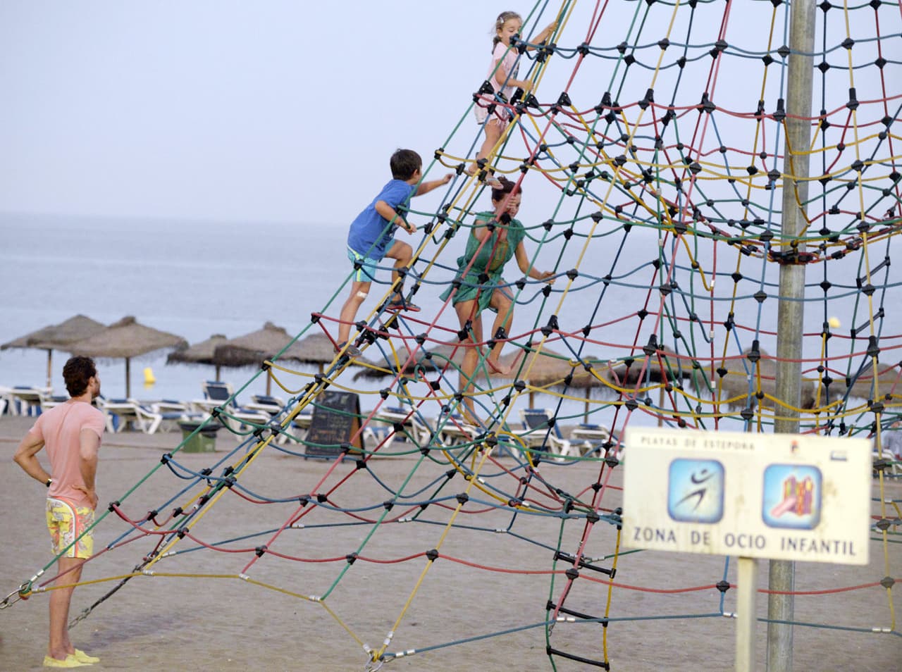 Sebastián sólo los veía desde abajo.