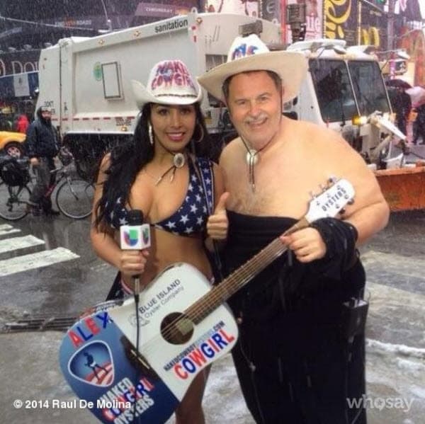 A pesar del frío, Raúl se atrevió a quitarse la camisa para posar con esta exhuberante mujer en la calle: "En el medio de la nevada de Nueva York miren cómo me puse en El Gordo y La Flaca", escribió en Instagram.