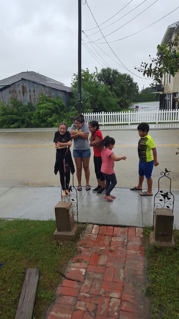 En Dallas, José Banda pensaba en su tres sobrinas. Las niñas estaban en Galveston con su papá Francisco.