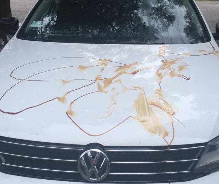 Las dos jóvenes responsables fueron detenidas por presuntos crímenes de odio.