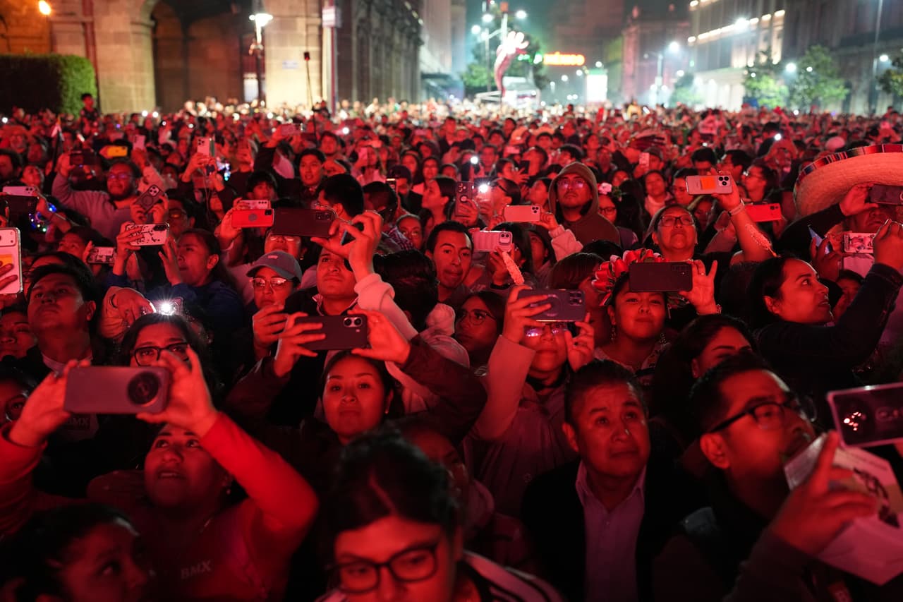 La gente observa a la presidenta Claudia Sheinbaum mientras pronuncia el tradicional «Grito» de Independencia desde el balcón del Palacio Nacional para dar inicio a las celebraciones del Día de la Independencia en el Zócalo, la plaza principal de la Ciudad de México, el martes 15 de septiembre de 2026.