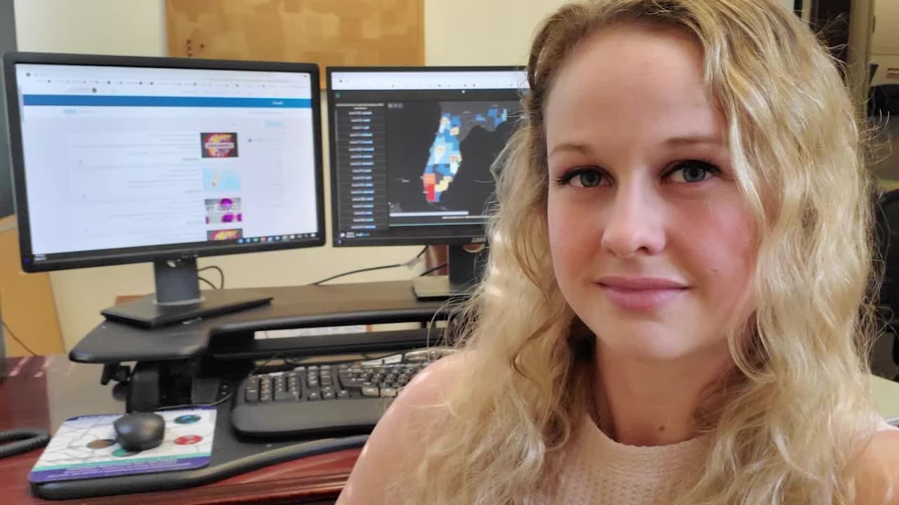 Allanan la casa de Rebekah Jones, la ex analista del departamento de salud de Florida