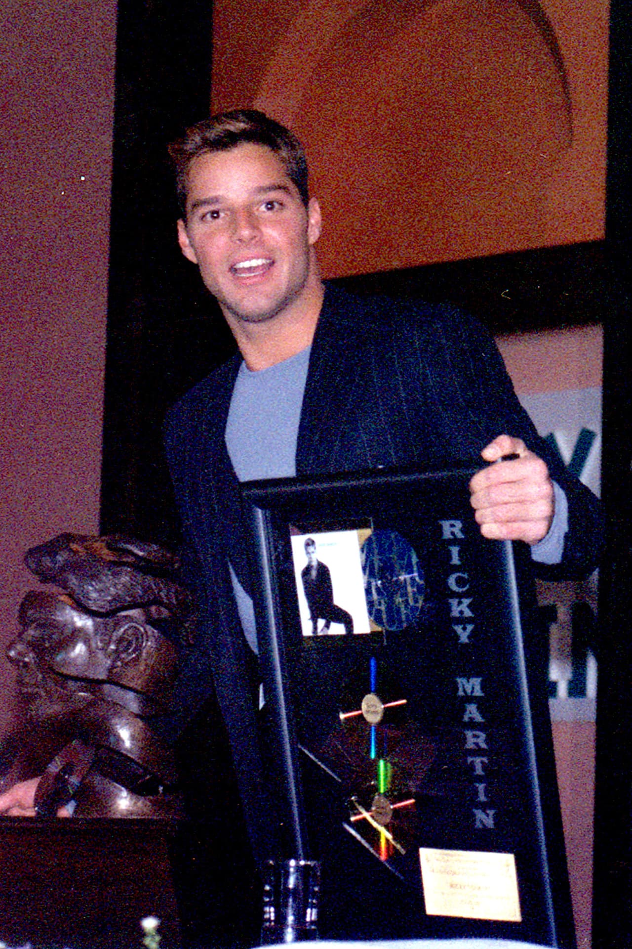 Ricky Martin presenta su álbum homónimo y su sencillo, 'María' en 1998, ahí se enfrenta a la fama por primera vez.