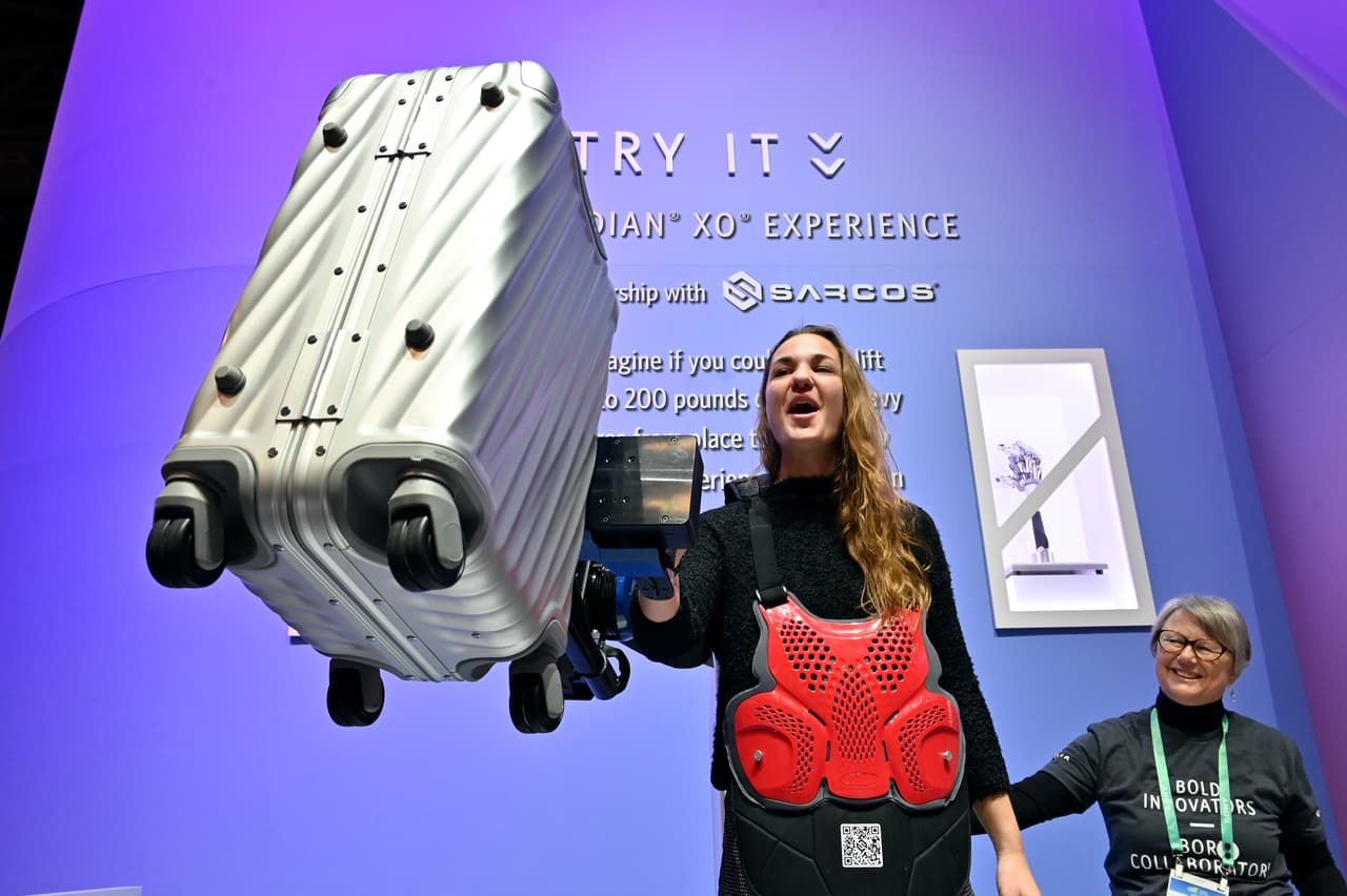 <b>Fuerza para cargar los equipajes.</b> El Sarcos Guardian XO es un exoesqueleto creado especialmente para Delta Airlines. Está diseñado para que los empleados de la aerolínea levanten 200 libras repetidamente durante 8 horas, sin mayor esfuerzo.