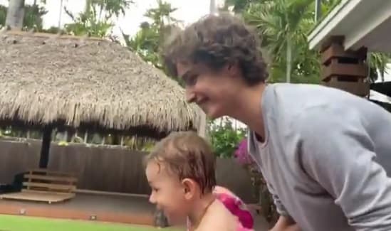 A pesar de la diferencia de edades, los hermanos se divierten pasando tiempo juntos.