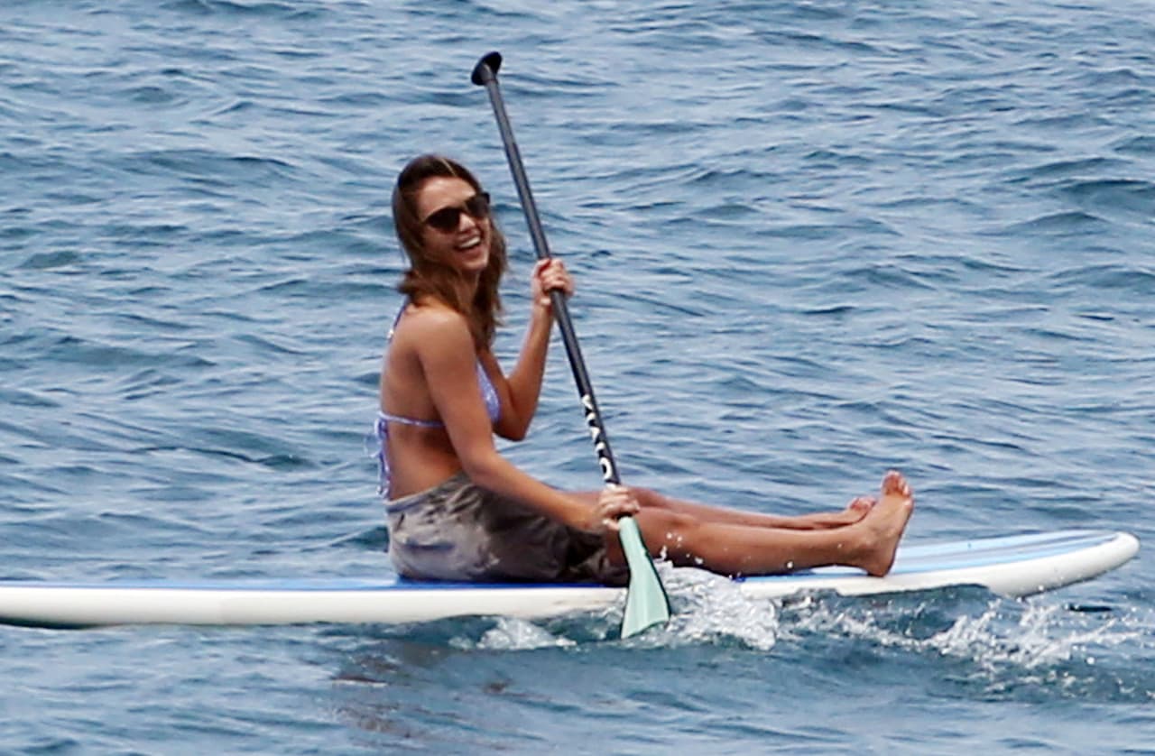 Regalándole una sonrisita al fotógrafo.