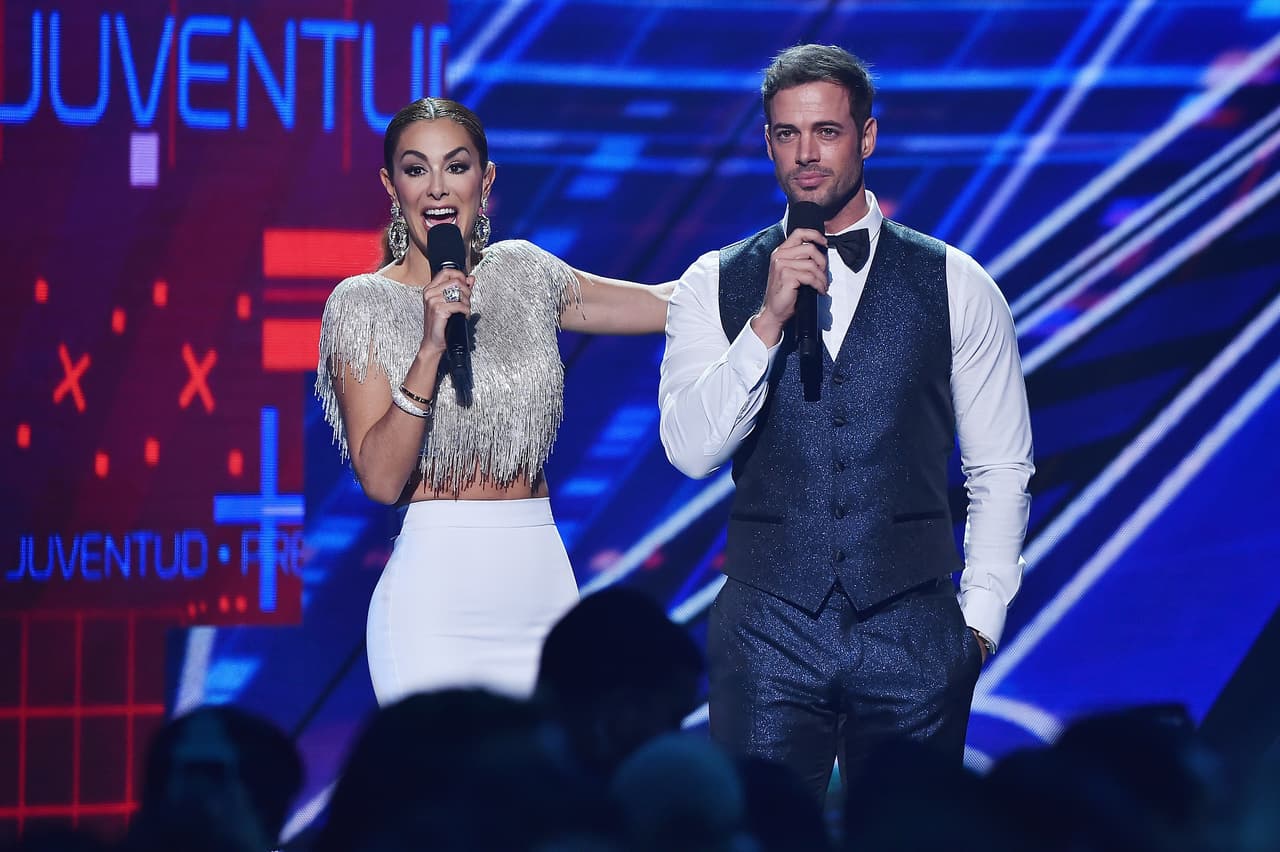 Por su parte, en el 2014, la sensual Ninel Conde deslumbró a los asistentes junto a la compañía del actor William Levy. ¡Gran pareja de conducción!