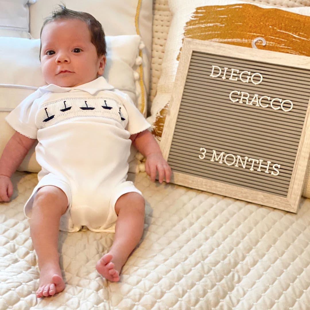 A continuación te presentamos las imágenes de los retoños de Andrea y Carolina, en ellas podrás apreciar lo mucho que han crecido en los últimos meses. Aquí vemos a Diego posando en uno de sus mesesarios.